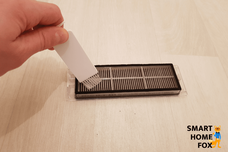 HEPA-фильтр робота-пылесоса очищается с помощью щетки